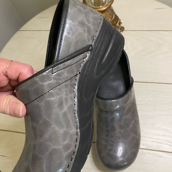 Sanita brand clogs in gray croc pattern size 38(6/2-7) - Picture 11 of 15